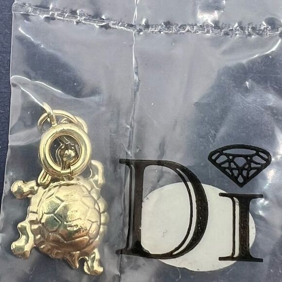 🍭4/$20 Diamonds International small silver turtle charm - Picture 4 of 4